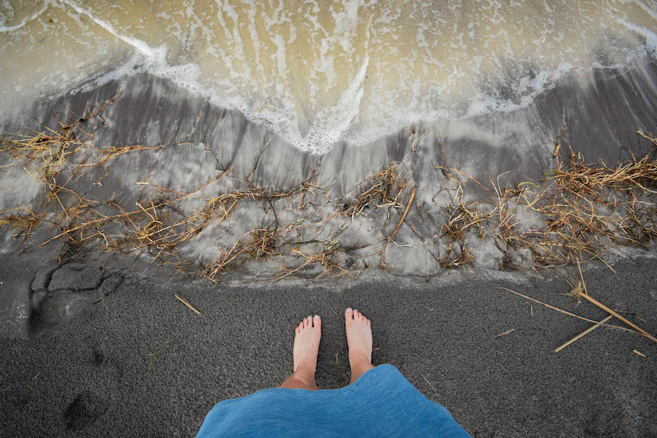 Corne aux pieds : marcher dans le sable